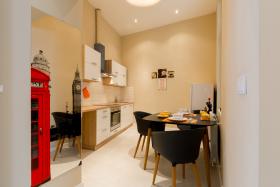 Trendy and chic 2 BR innercity metro 2-4