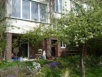 Großes Zimmer mit Terrasseneingang, Bad und Küche