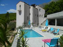 Charmant apartment with a pool and sea view