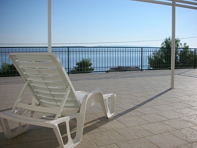 Buchen Sie günstige möbliertes Apartment in Mimice Omis