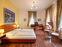 Spacious Apartment with Breakfast - FeWo Prag 3