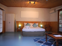 Studio with Private Patio, 7 mins to beach